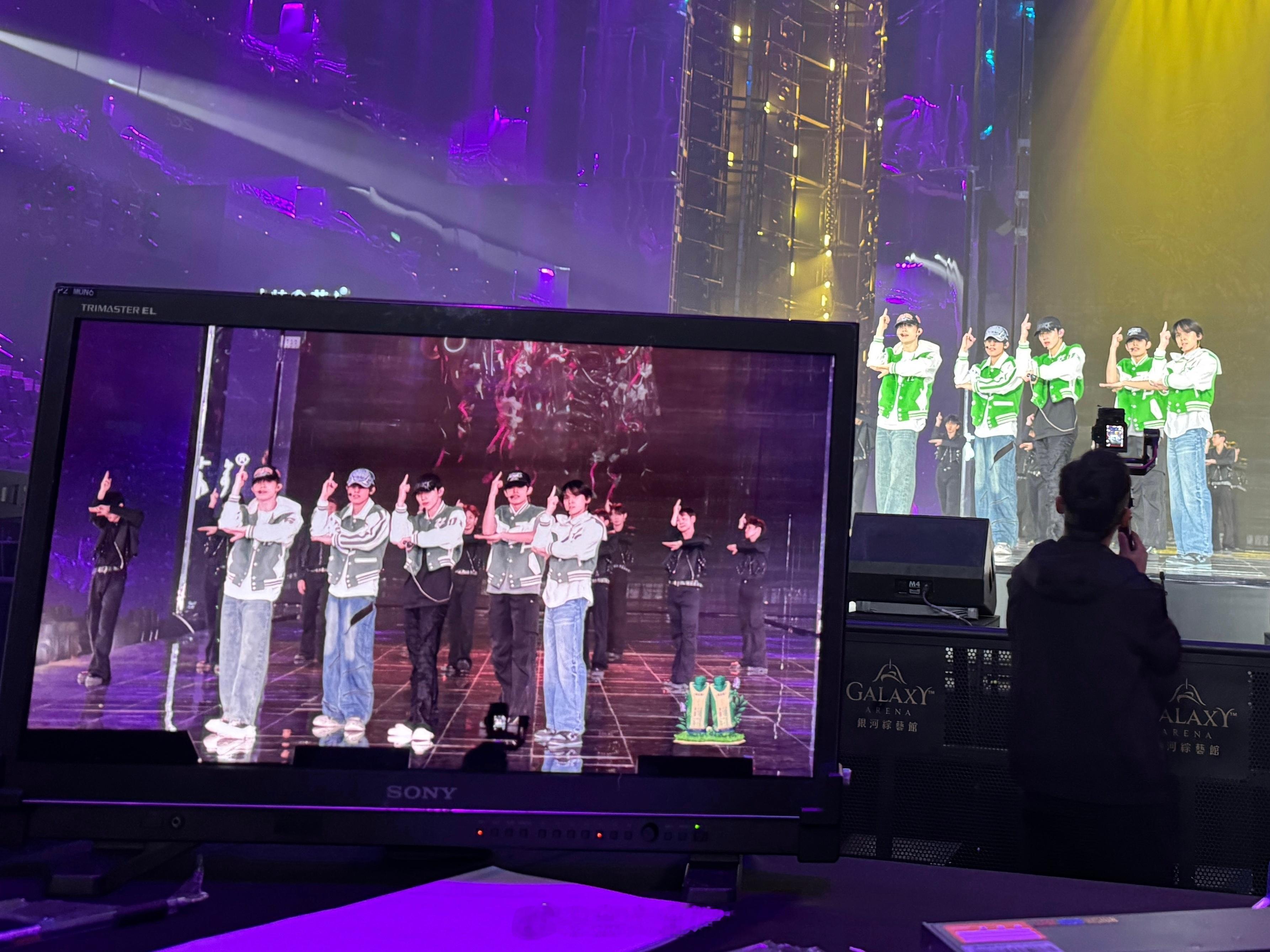 登陆少年跨年晚会路透图  整整齐齐的五少年 