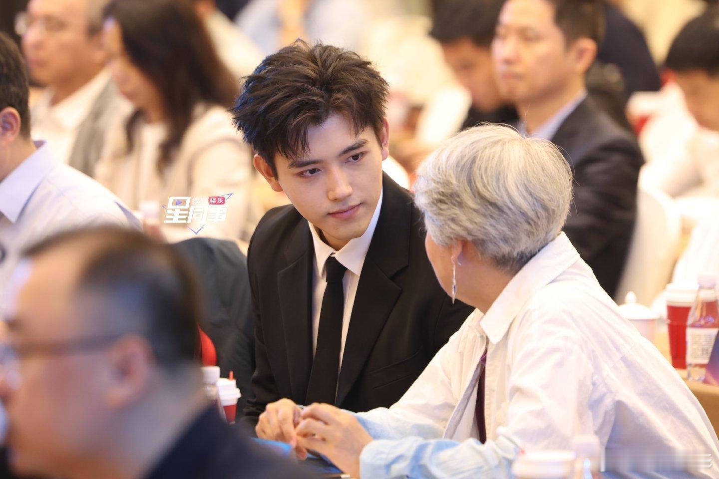 陈飞宇金鸡奖发布会路透陈飞宇金鸡奖发布会生图路透来了，好正的帅哥！陈飞宇金鸡奖发