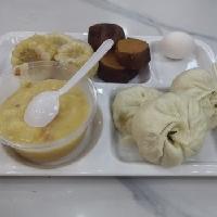 《素食斋》第77天
早晨简单包子粥，
玉米红薯煮鸡蛋。
中午忙的没吃饭，
晚上又
