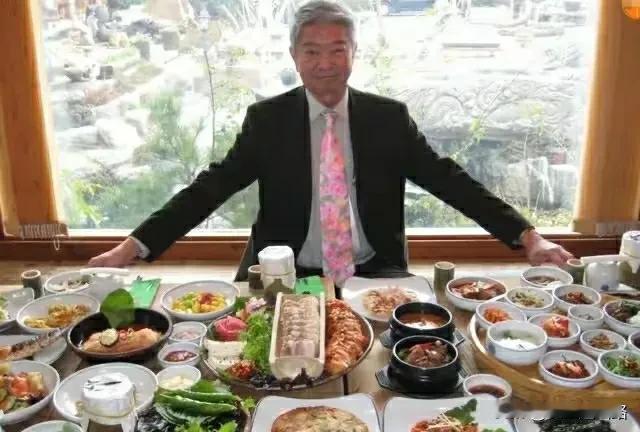 现在网上有很多蔡澜先生的语录，很有道理。
比如说，要多读书多旅游，多吃美食。
不