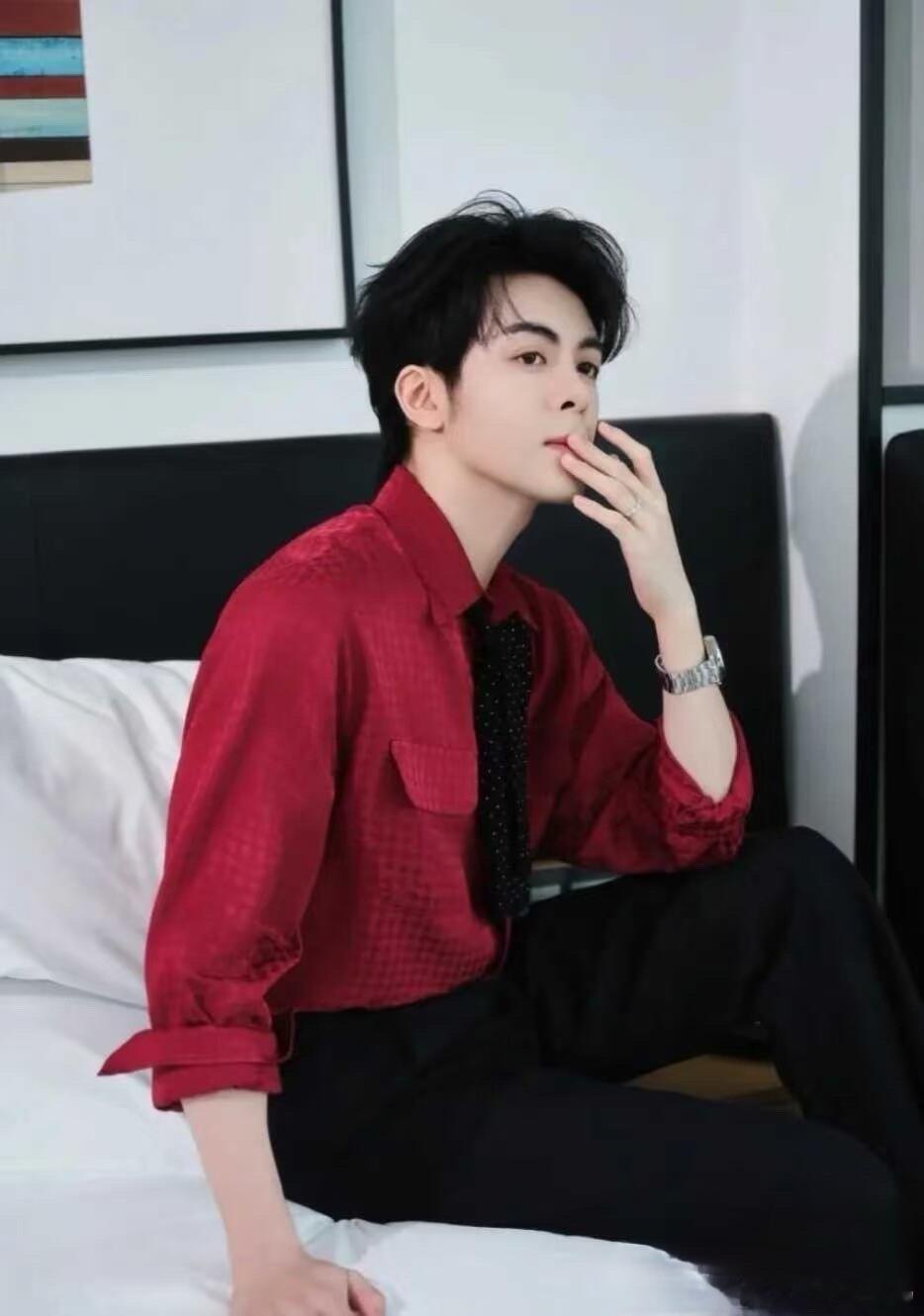 再冷漠的人看到曾舜晞一张帅脸，都会笑出来