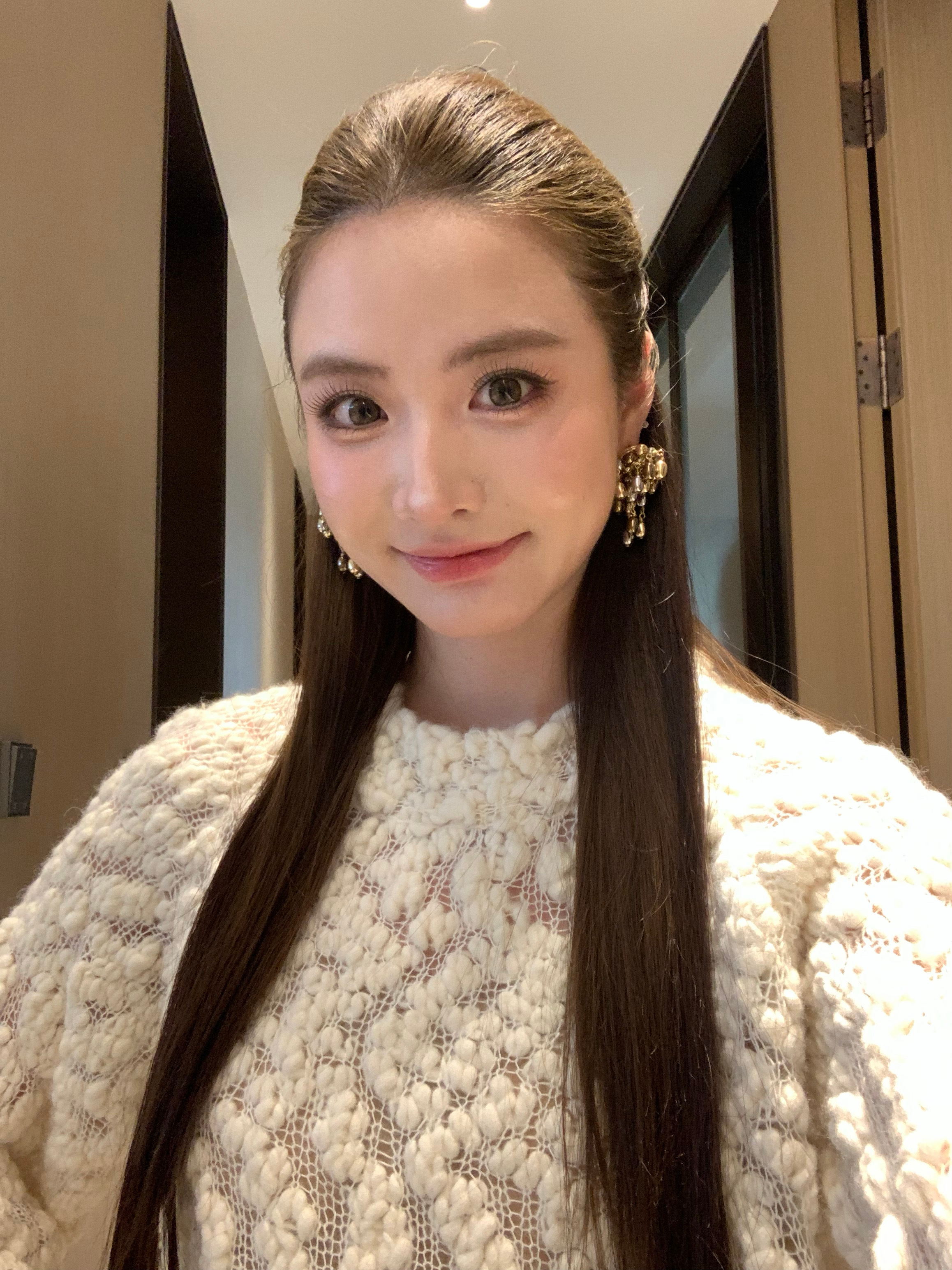 妈呀 之前拍照方圆脸 每次扎这种贴头皮的发型 真的脸窄了一圈……果然发型很重要 