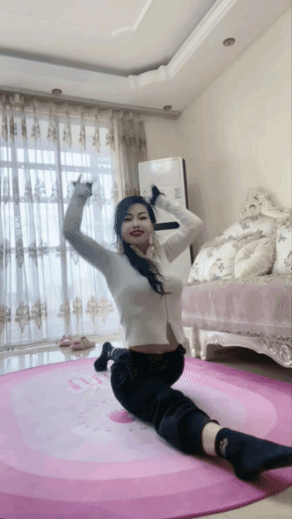 还做个鬼脸，
妹子这是什么意思？