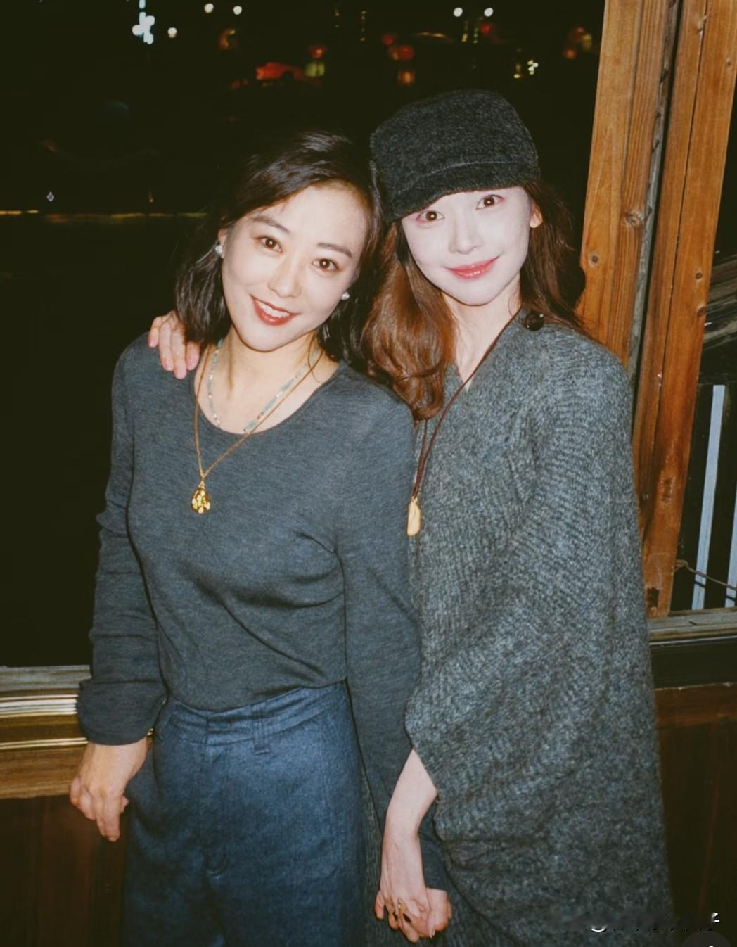 左边是郝蕾，1978年出生，身高167cm。
右边是易梦玲，1999年出生，身高