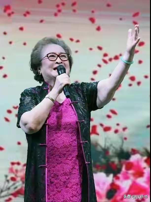 郭兰英1994年将演唱版权无偿捐国家人民艺术家郭兰英，将演唱版权无偿捐献给国家，
