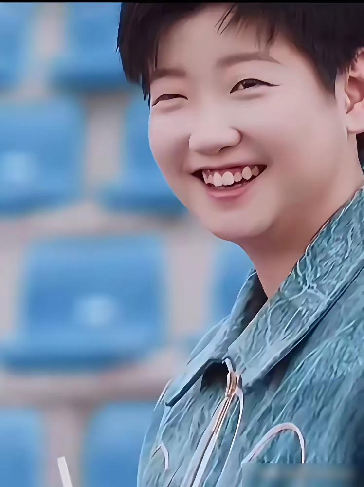 告诉我，这四个微笑，哪一个更美好～？！
要我来回答，就像春天里的花🌺，漫山遍野