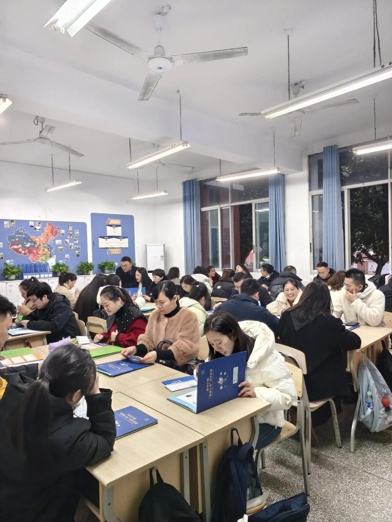 娃儿她妈
        ——南木子
所有家长教室坐，
翻看孩子半年获。
个个认