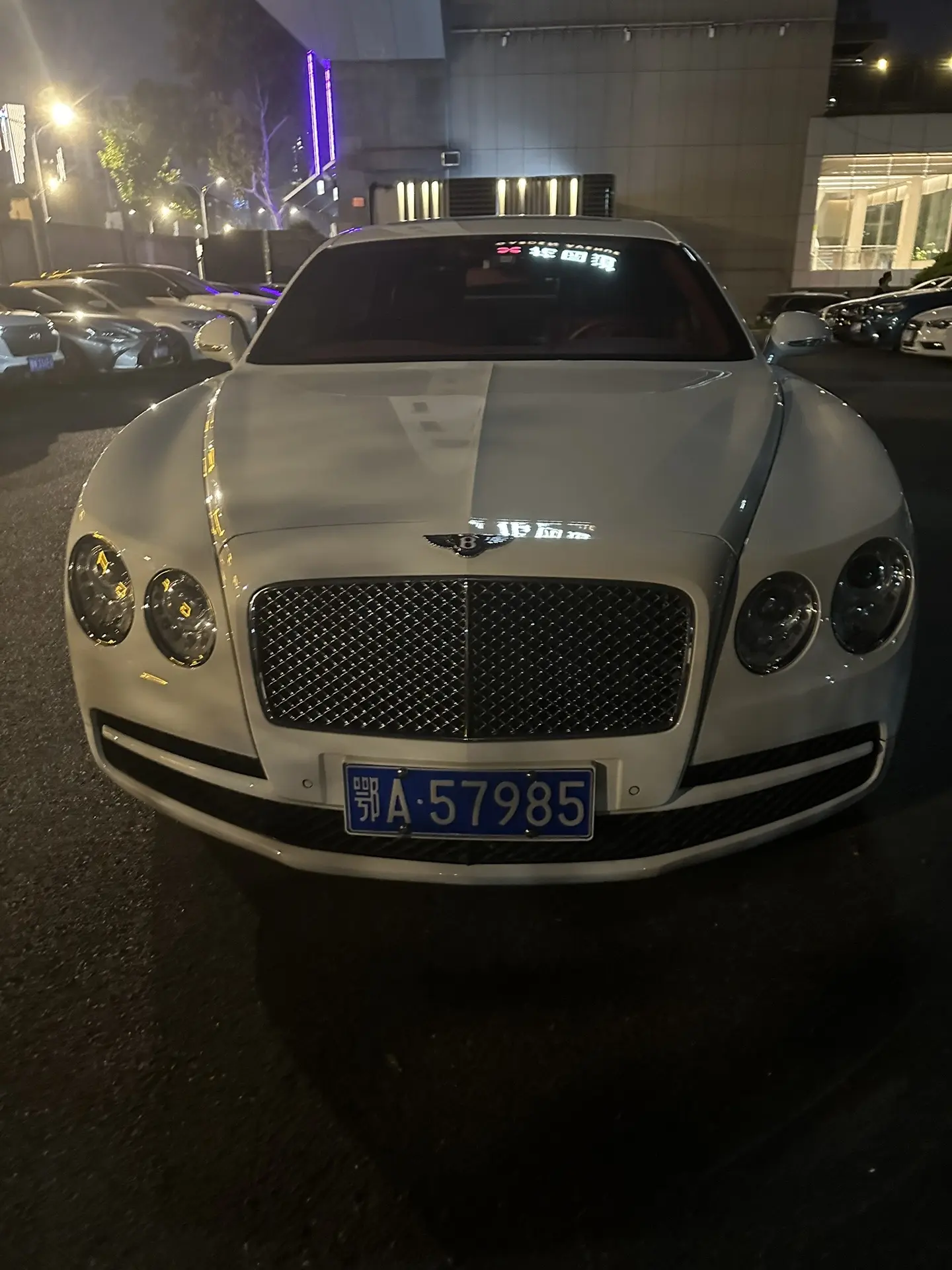 Bentley Flying Spur 在黑暗的灯光下 Bentley...