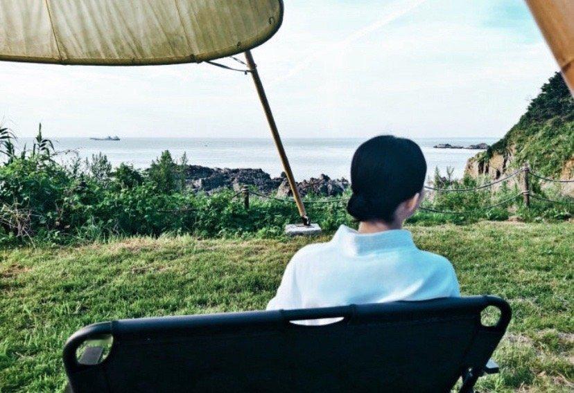 #赵丽颖海边的更衣间# 赵丽颖海边的更衣间，那里有落日和彩虹的交相辉映，有海浪与