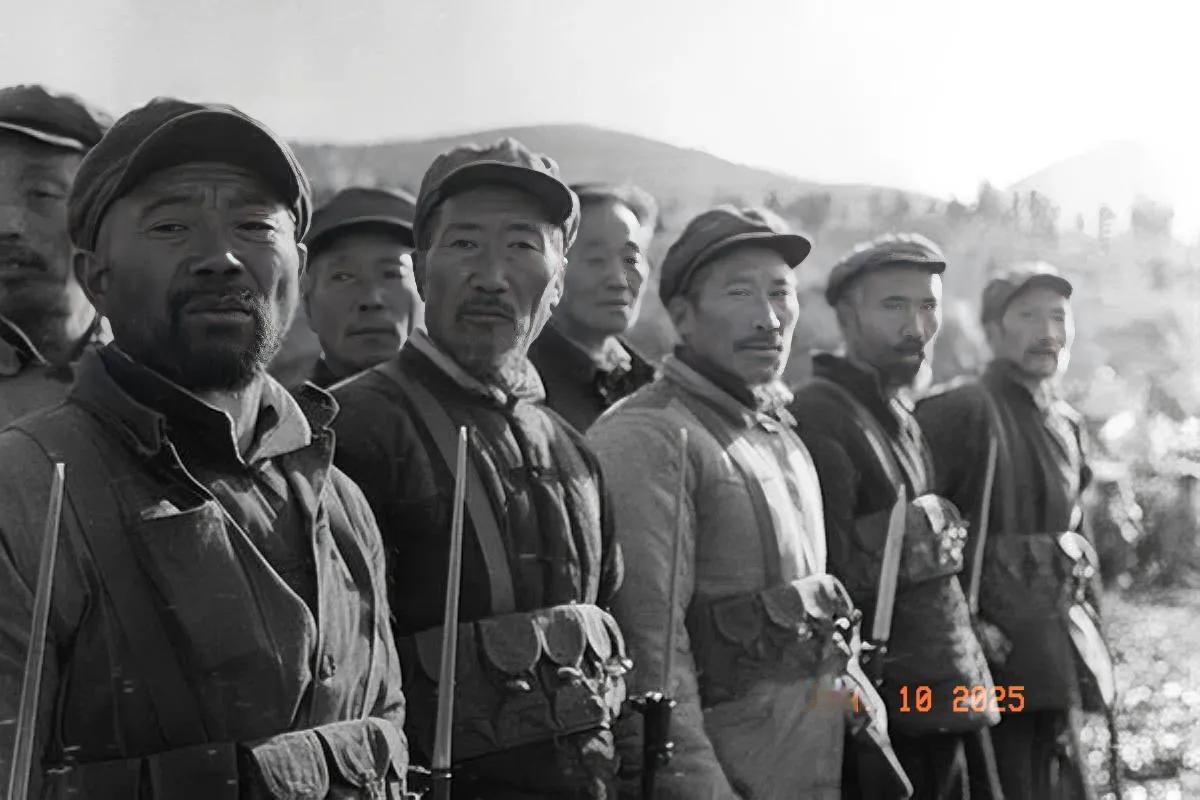 全民皆兵的年代，老民兵正在进行训练，一招一式有模有样。