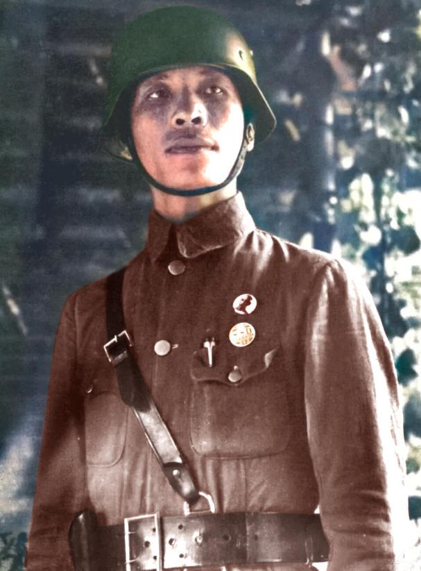 1957年，黄百韬的儿子黄效先，枪杀了他的好友，结果被判死刑。黄百韬遗孀不认命，