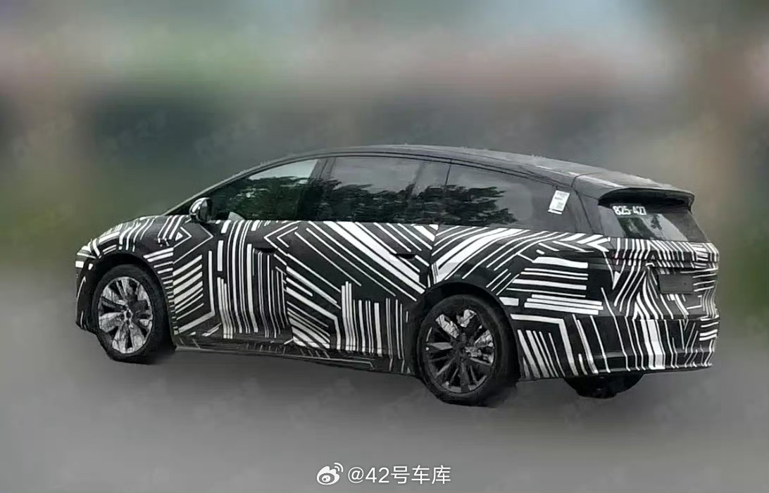 这是新理想 i8 还是 i9，还是老图？看着是隐藏式门把手42how理想i8