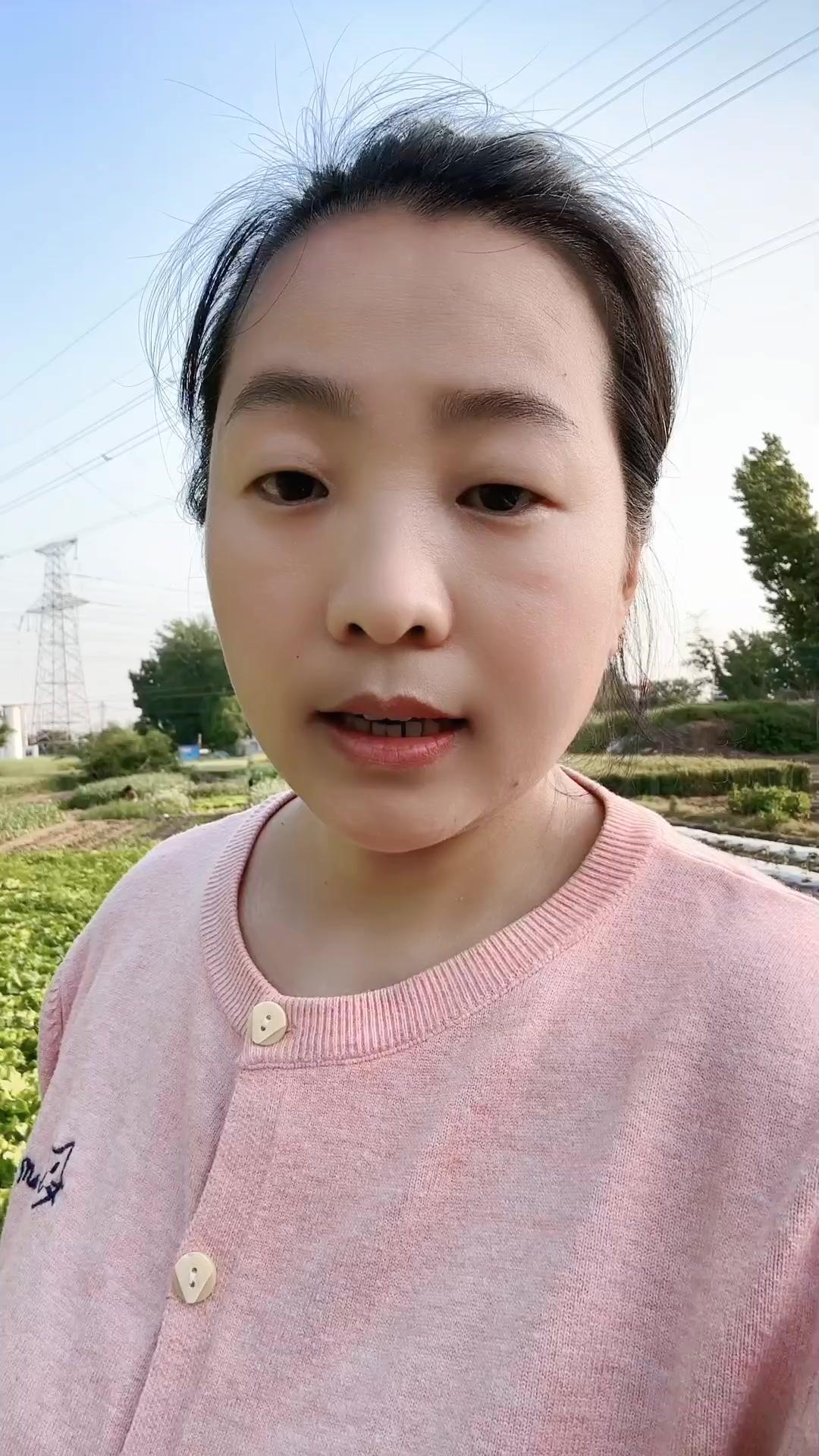 当南瓜长到6片叶子时，把主头剪掉，保留底部2个健壮侧枝，其余侧芽全部摘除。南瓜侧