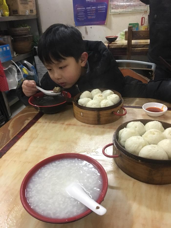 一口自食，抵过千言万语
 
昨日与朋友聚餐，他买了牛肉包子，模样周正诱人。我随口