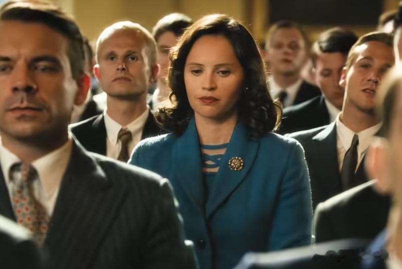 《性别为本》：改变虽然需要喧嚣，但克制比激情更有力量。

故事发生在1956年的