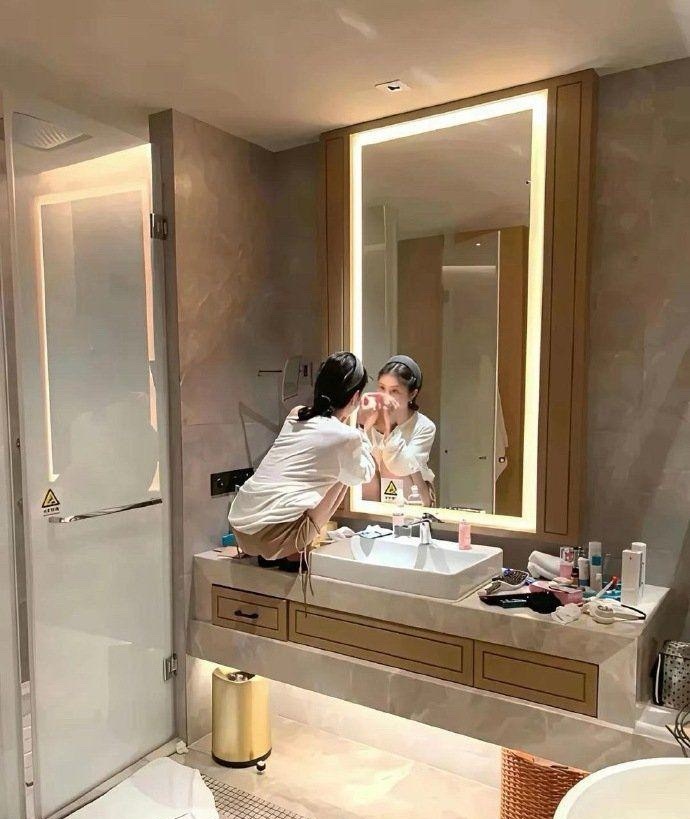 第一次见到厕所这么补妆的！！！ 