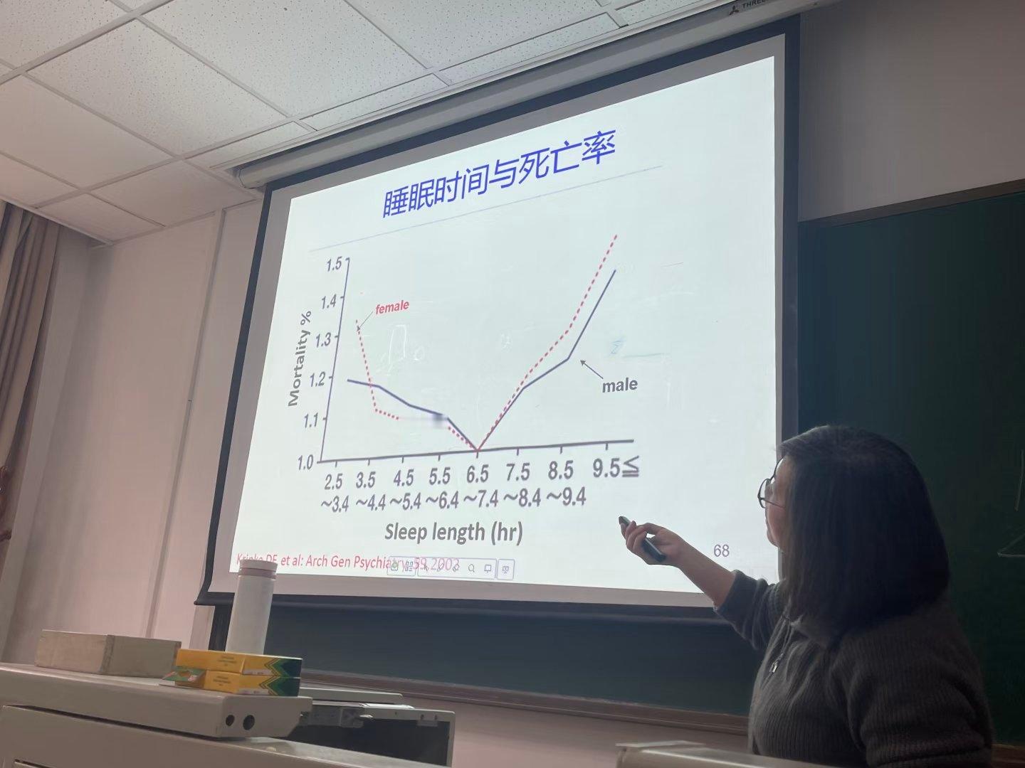 睡多也不行，睡少也不行，睁眼累，闭眼也累。 