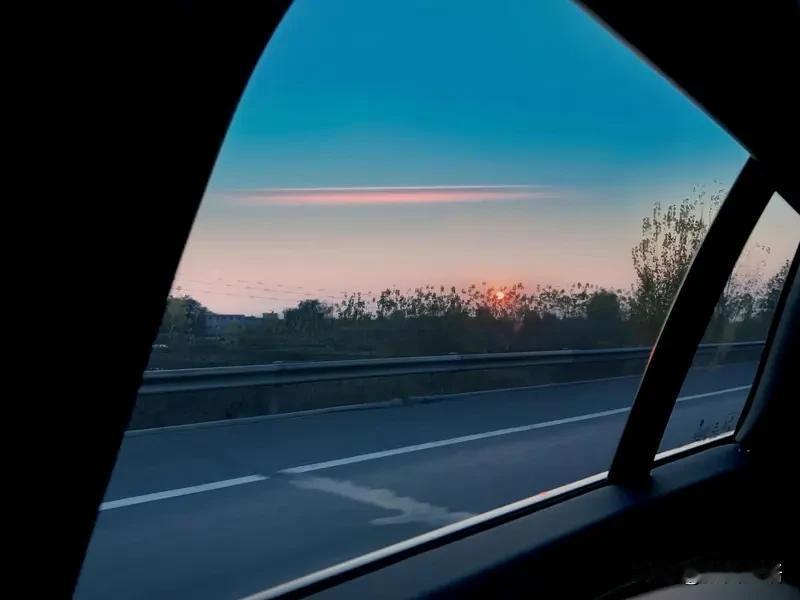 有时候想想挺好笑的，早上醒来我就开始犯愁，还没发作品呢，咋办？好像不如此就会有人