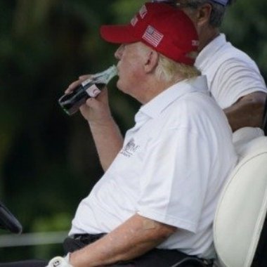 特朗普让可口可乐改配方连这个配方也要干预，其实这老头是在用玉米与甘蔗利益集团的对