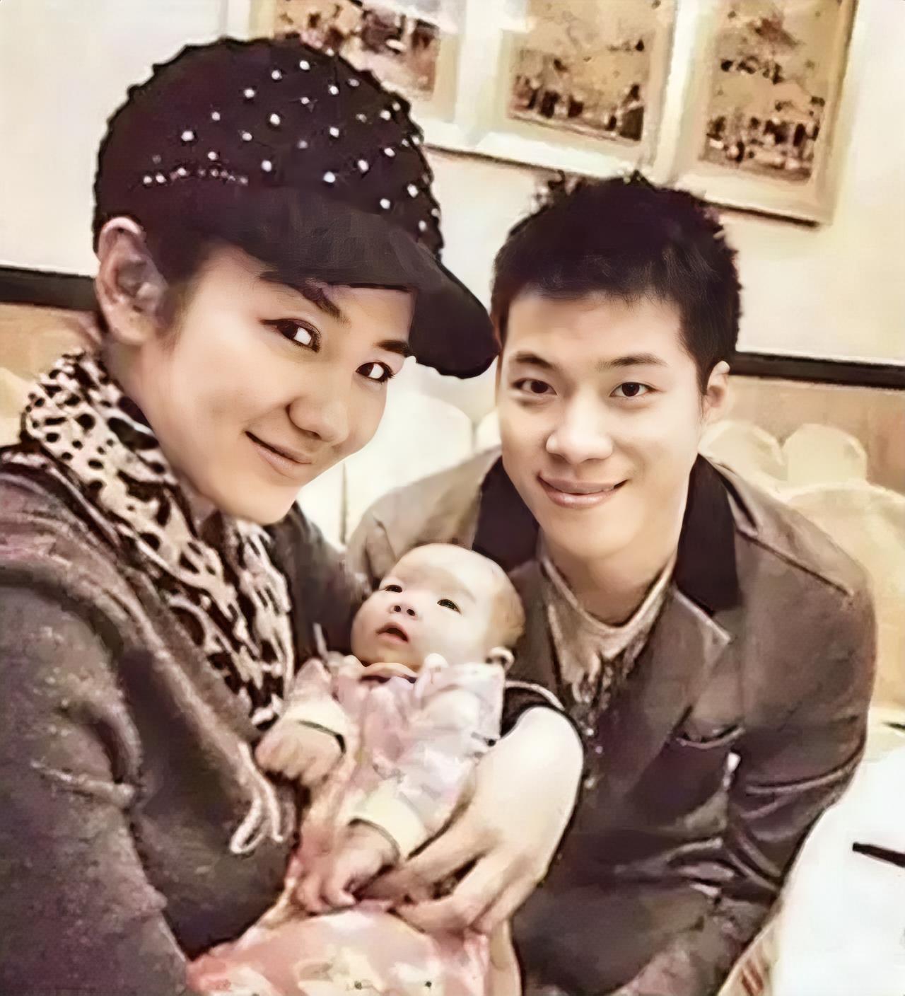 2011年，黄奕高调嫁给黄毅清，以为抱紧了“国家一级运动员”、“富二代”的大腿。