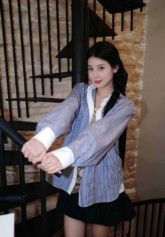 赵昭仪综艺录制像在拍现偶 原班人马回归，赵昭仪一出场就是韩剧女主既视感，随便一拍