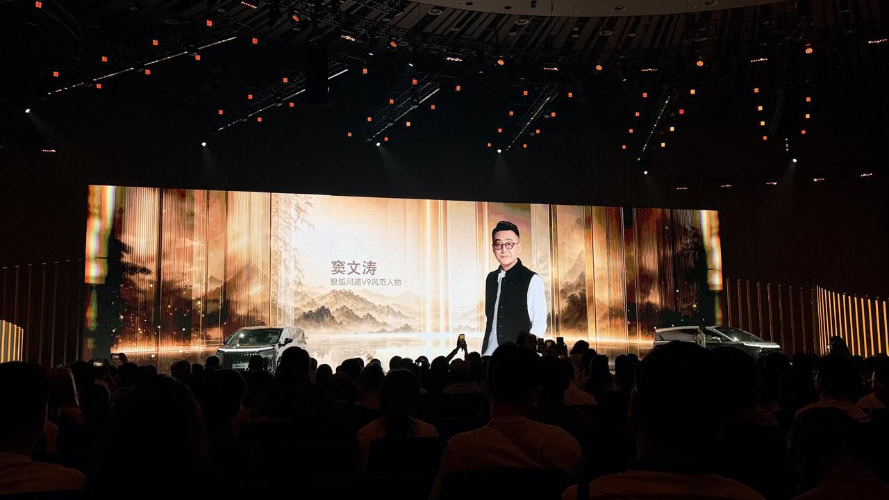“向内求索本心 向外包容世界”，窦文涛来了一段滔滔不绝的脱稿演讲。真是从小看他的