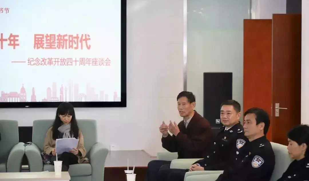 江苏警官学院^O^黄进院长，就是那种轻罗小扇扑流萤，明眸善睐，美不胜收。☺️