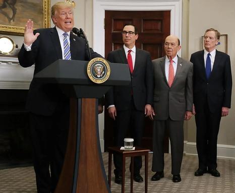 总统职业是为股票操盘手服务的！一句话就可以影响股市的升跌，谁都知道该怎么做，疫情