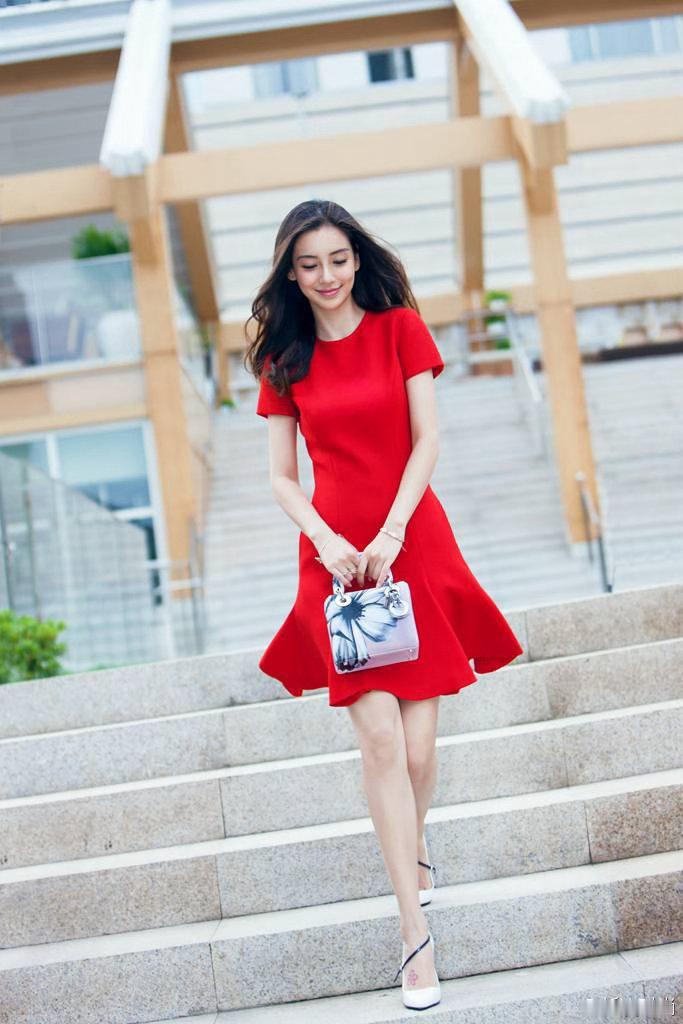 angelababy 杨颖漫步回眸的明艳得晃眼，一身红裙温柔又亮眼✨ 