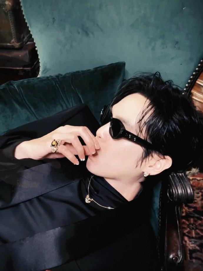 #张若昀 全世界都吻了上来#张若昀这状态在线满分，新造型兼具设计感和时尚感，这份