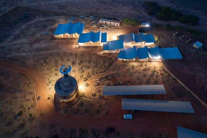 布基纳法索是世界上最热的国家之一，但在库杜古的布基纳法索理工学院，500名学生却