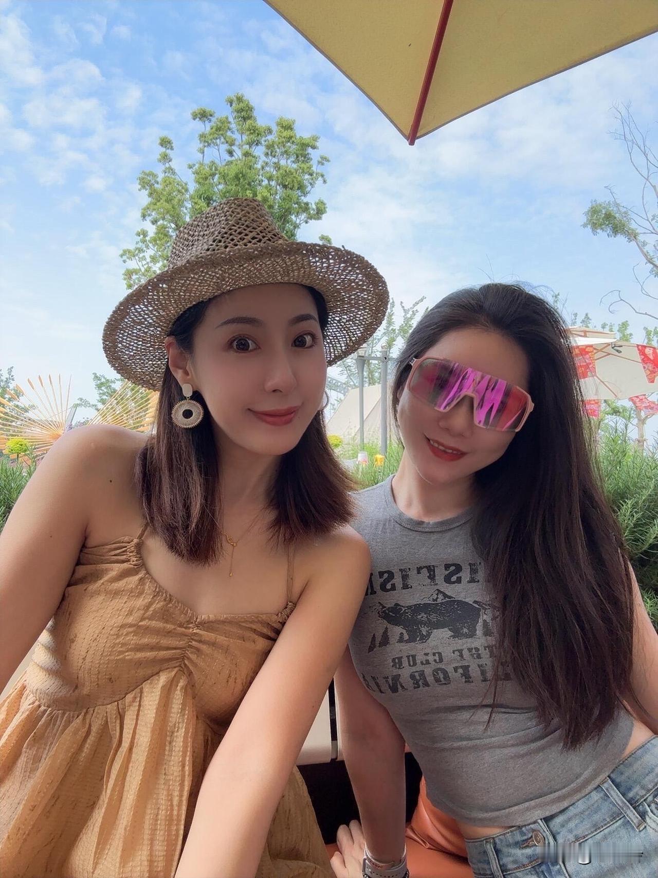阳光明媚的午后，闺蜜一起享受咖啡时光🌞☕️👭