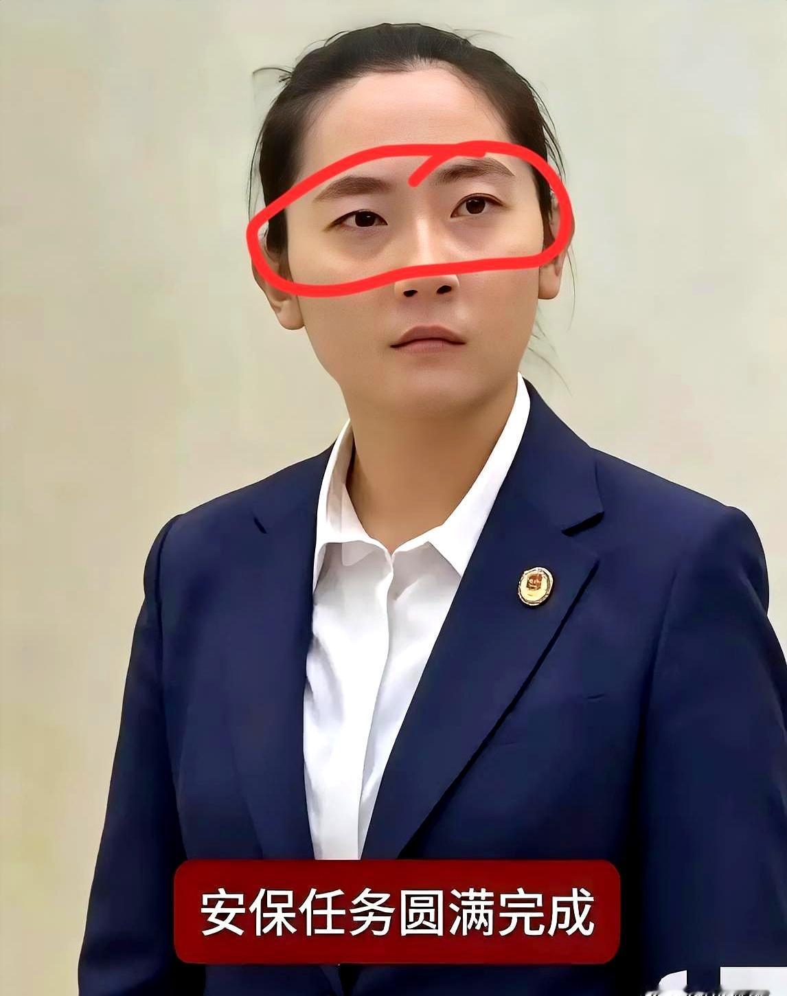 最近几位女保镖在网上彻底火了，全是靠执行任务时的抓拍。
 

严月霞在保护泰国总