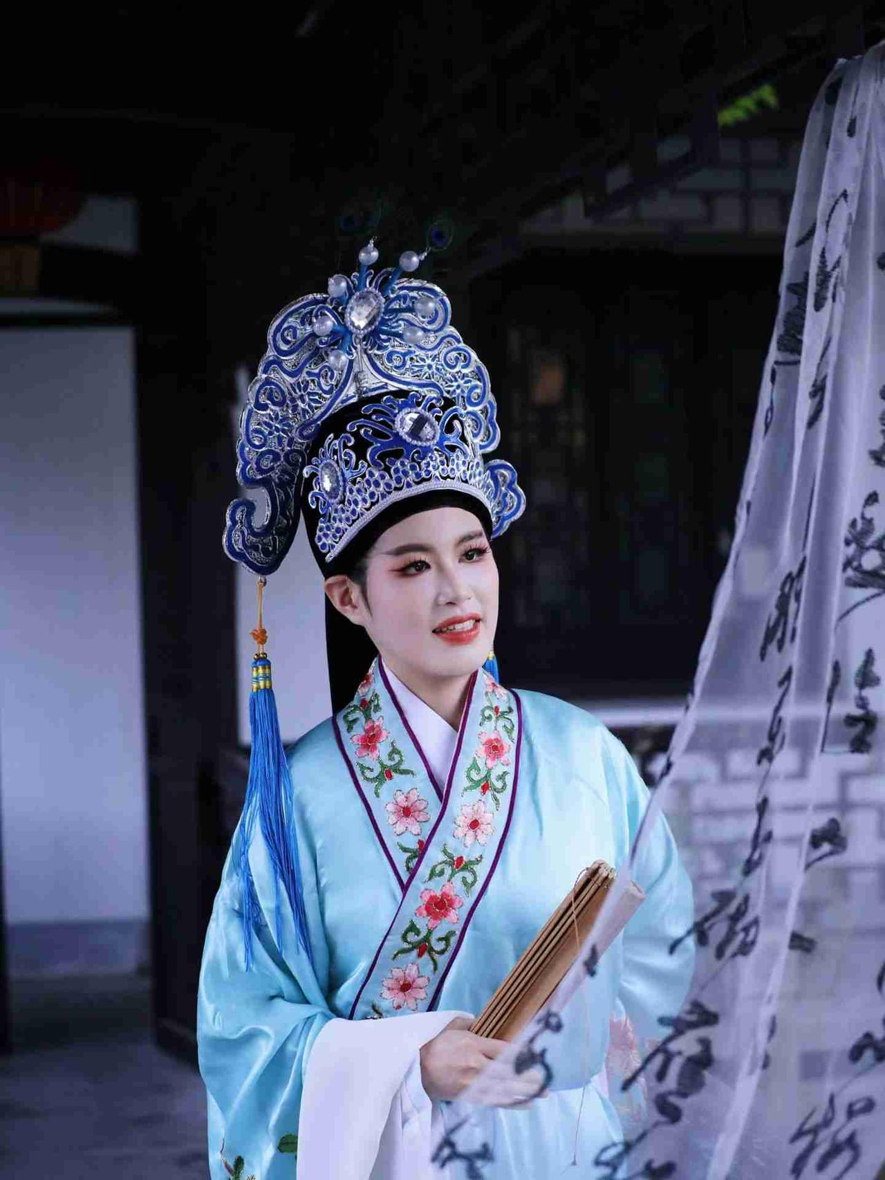 【客片】沉浸式的感受越剧艺术的魅力
这么俊美的小生，心动💓吗

越剧写真戏剧新