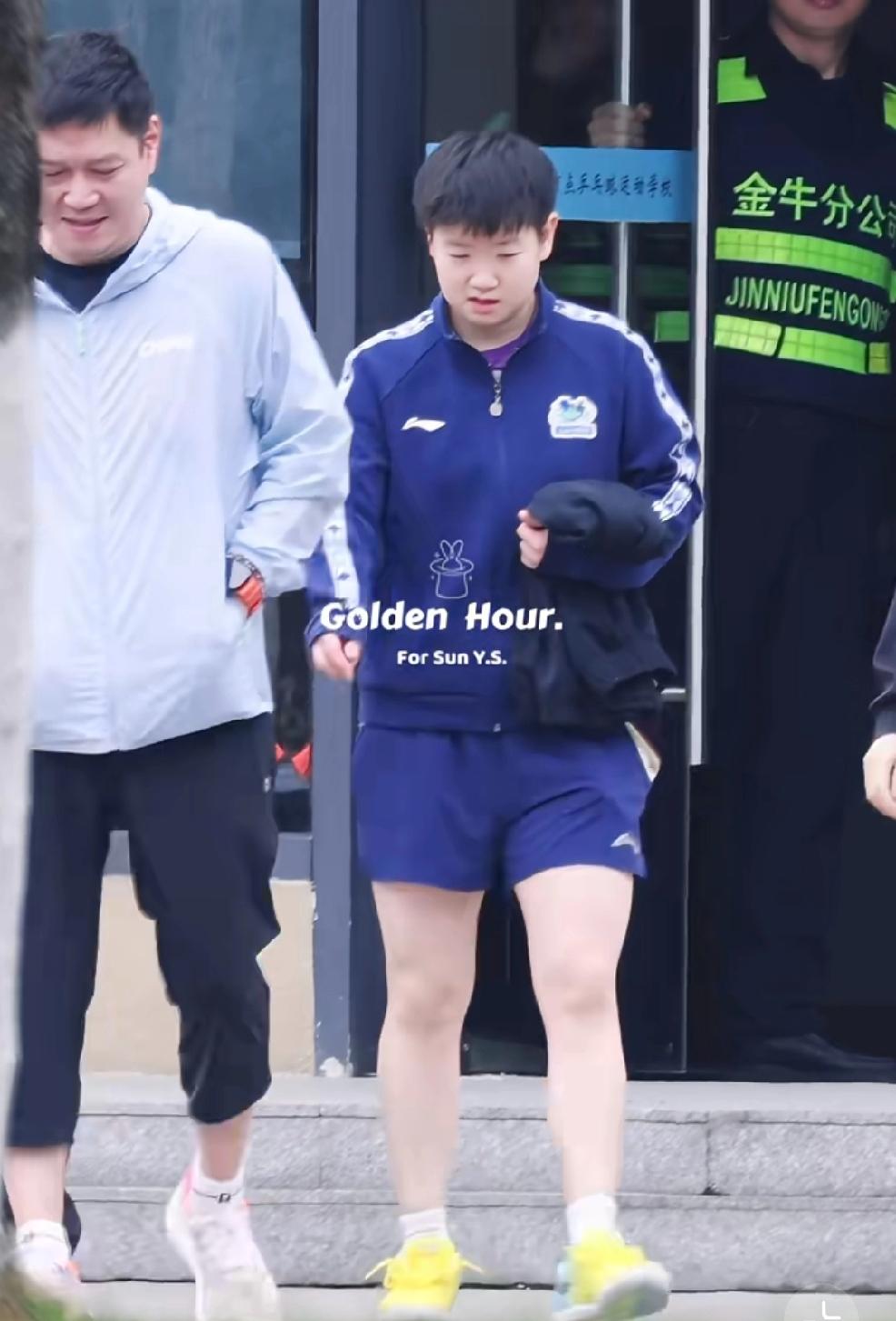 终于看到孙颖莎同学的正面照片了，
哈哈，还是我们阳光明媚的小莎。
与邱贻可一起上