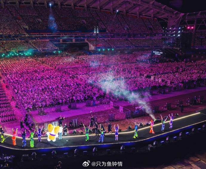 许嵩武汉上座率点开大图直接被许嵩武汉场上座率惊呆！体育场座无虚席，灯光亮起那一刻