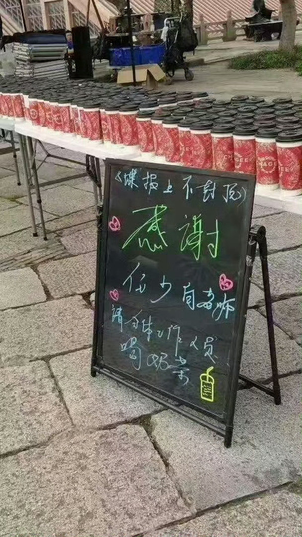 肖战连着请客两天肖战连请剧组喝两天奶茶肖战连着请客两天，羡慕了，[抱抱][抱抱]