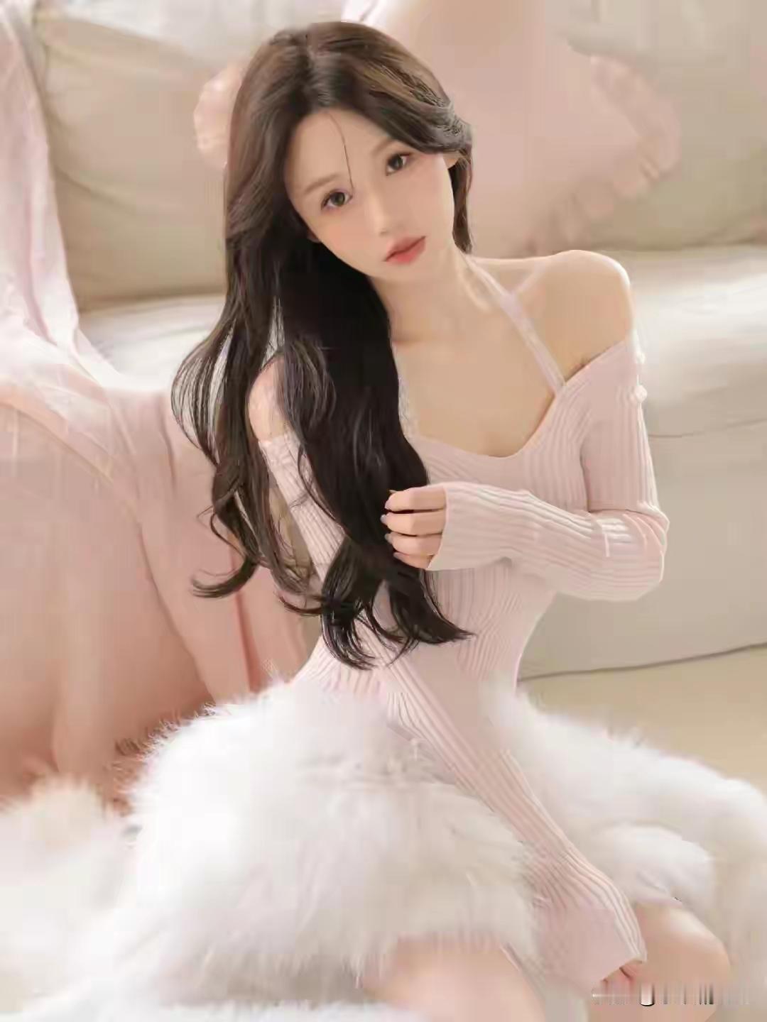 温柔甜美的粉色连衣裙，搭配蓬松的白色毛绒地毯，少女心满满！💕👗💍善良给你带
