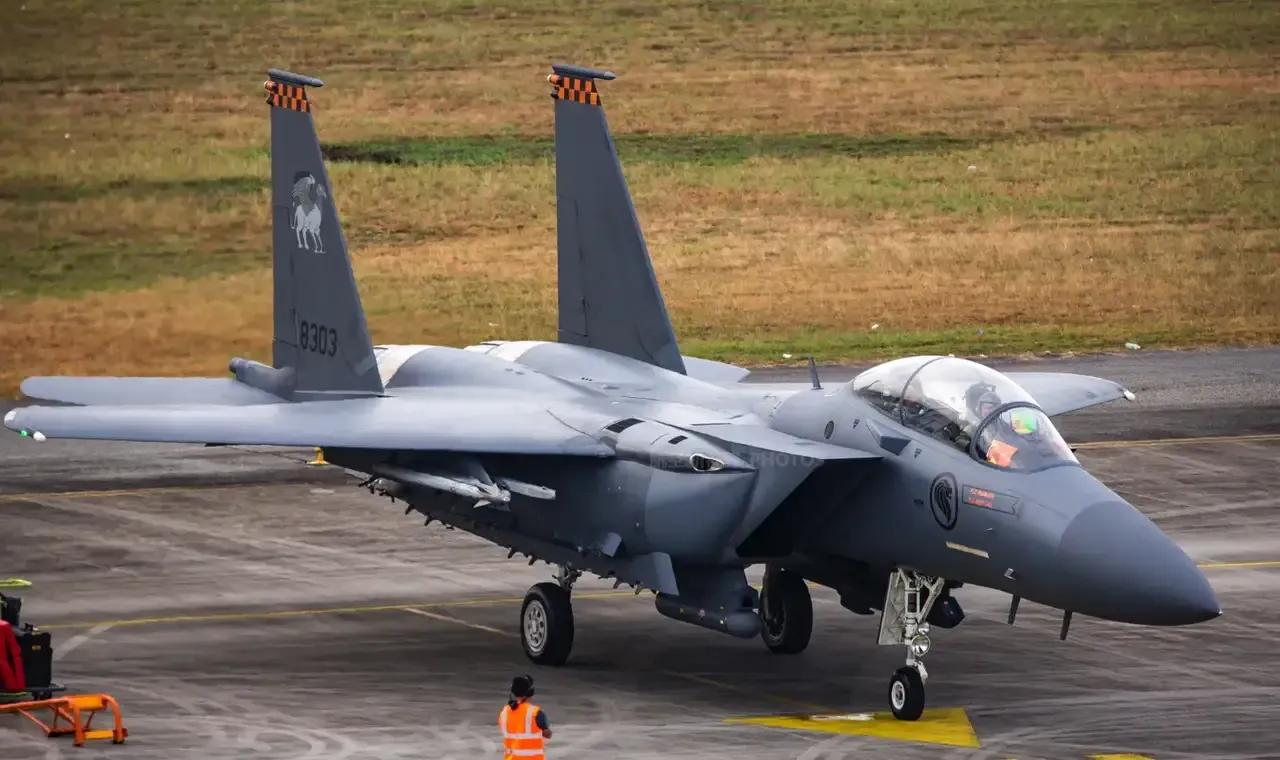 给东亚的重型三代机排个名！
第一梯队:歼16，F15SG（新加坡）
第二‬梯队：