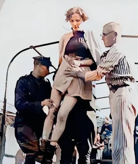1946年， 波兰 旦泽，一名年轻的女纳粹即将被送上绞刑架，此时她正在被两名波兰