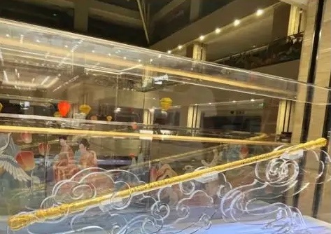 周大福用1755克金，造了根2米长的金箍棒，售价180万。呵呵，哪个有钱人，这么