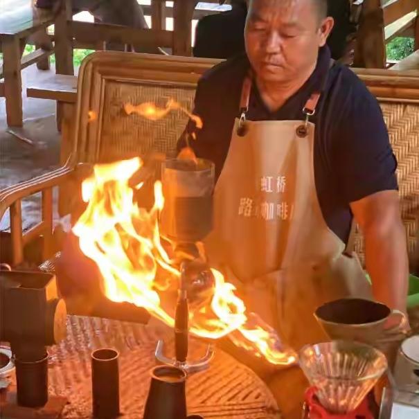 刚从云南旅游回来，又被保山潞江坝的“火烧咖啡”勾了魂！手里的冰美式瞬间不香了，云