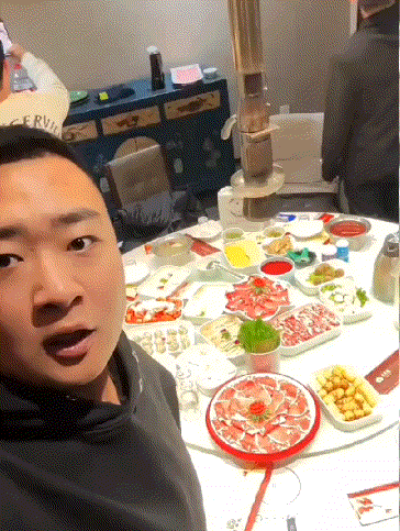 媳妇啊，看好了，都是男的，一个女的都没有，吃完饭就回家！