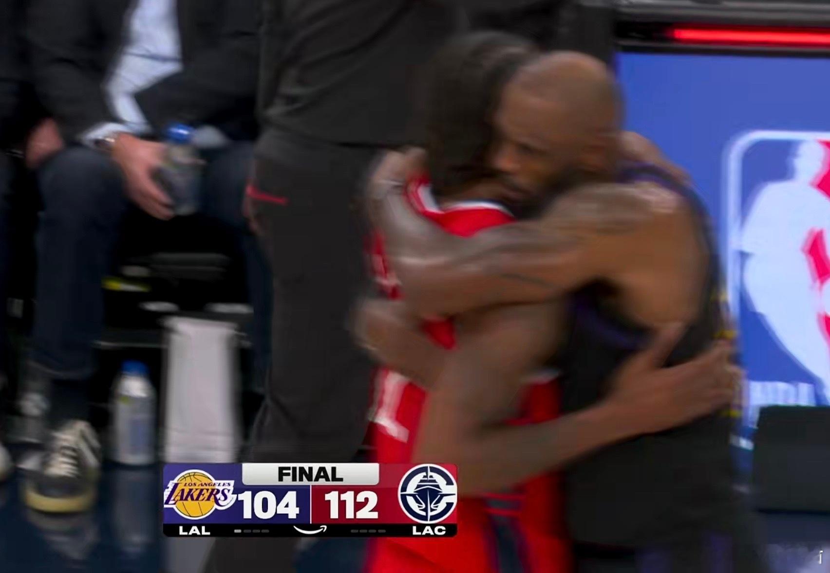 老詹和小卡赛后深情拥抱，他俩的对决也是看一次少一次了！！！！篮球年末狂欢季 快船