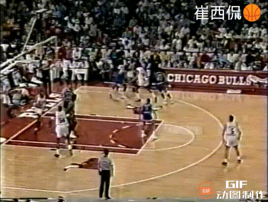 乔丹的神来之笔！
投篮变打板上篮，乔丹随心所欲的创造力，让人叹为观止！
 