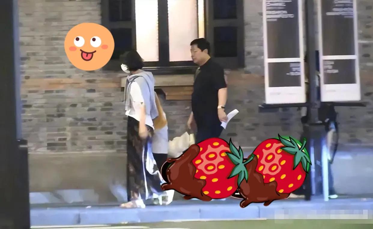 赵丽颖一家祖孙聚餐，画面洋溢着满满的幸福与和谐。镜头下，赵丽颖的父母笑容可掬，面
