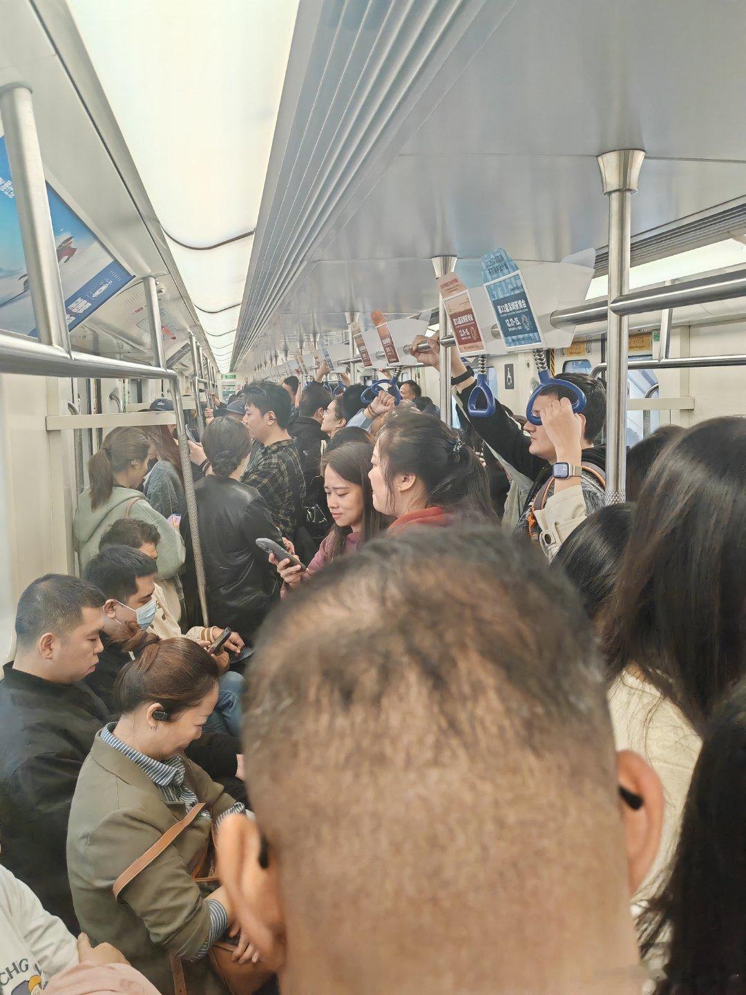 带娃去梅林citywark一下，地铁好多人。 