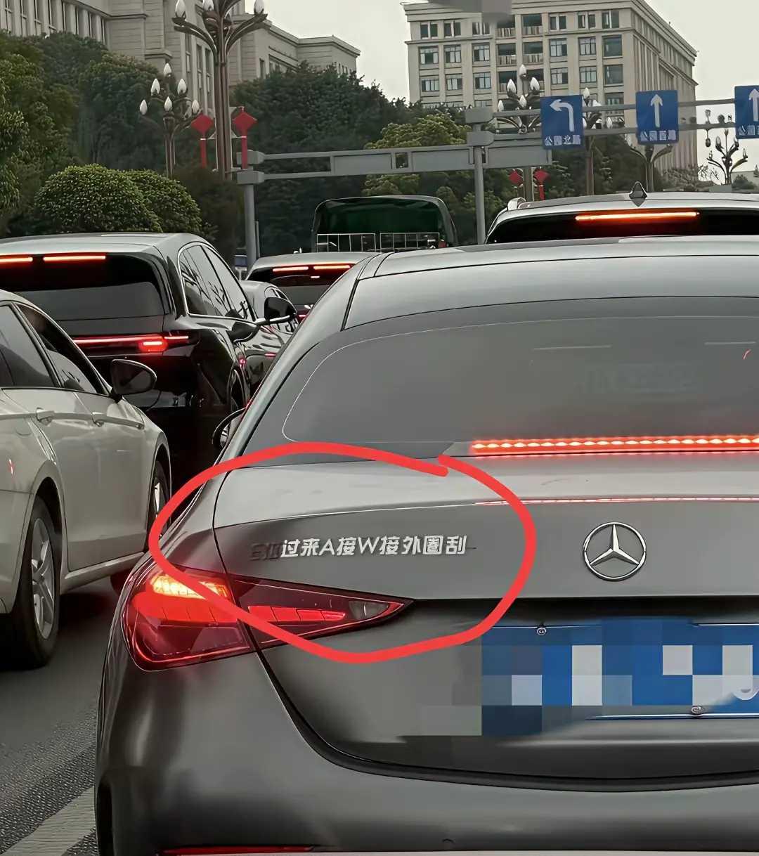 网友：没想到这还是个“游戏高手”。。。[捂脸]