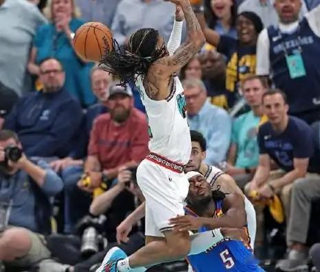 多特再这样打下去，下一份合同就悬了！
雷霆队的多特被称为后卫线上的追梦，他和勇士