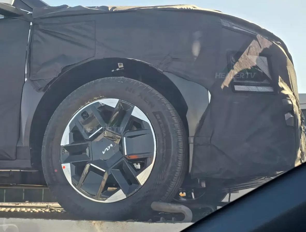 懂车之道讯懂车之道快讯，相关渠道获得了一组新款起亚EV5的测试谍照，作为中期改款